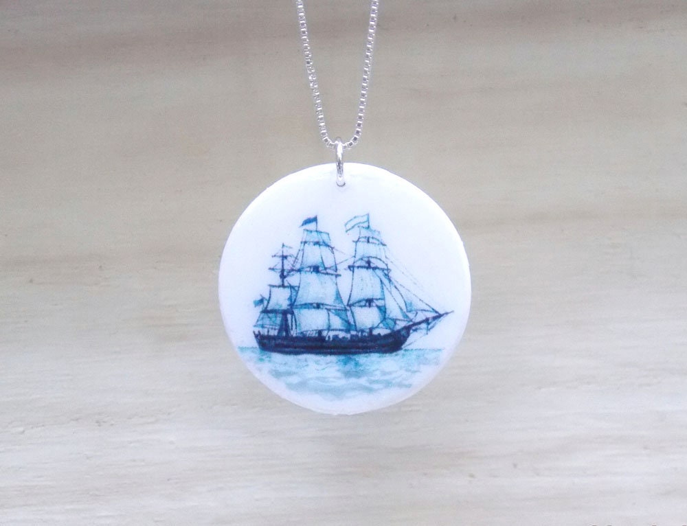 Ancien Pendentif Charm Caravelle Bateau En Argent - Occasion, Un Peu Cabossé - Couleur Argenté