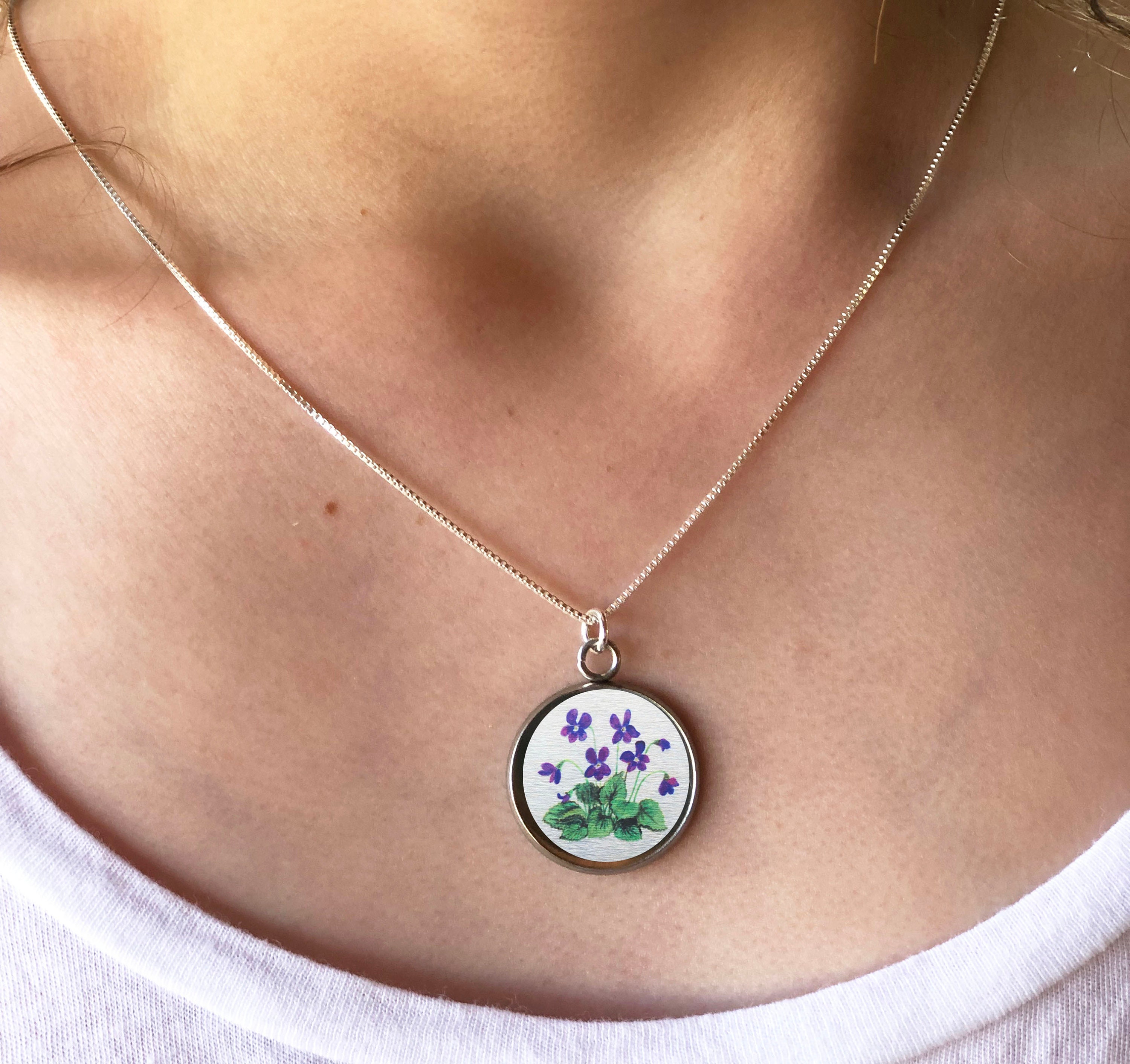 Geboortekaartje neutraal met geboortebloem viooltje
