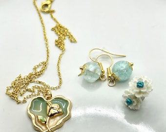 Set met grillige bloemenhangerketting en oorbellen – 18 kt vergulde ketting