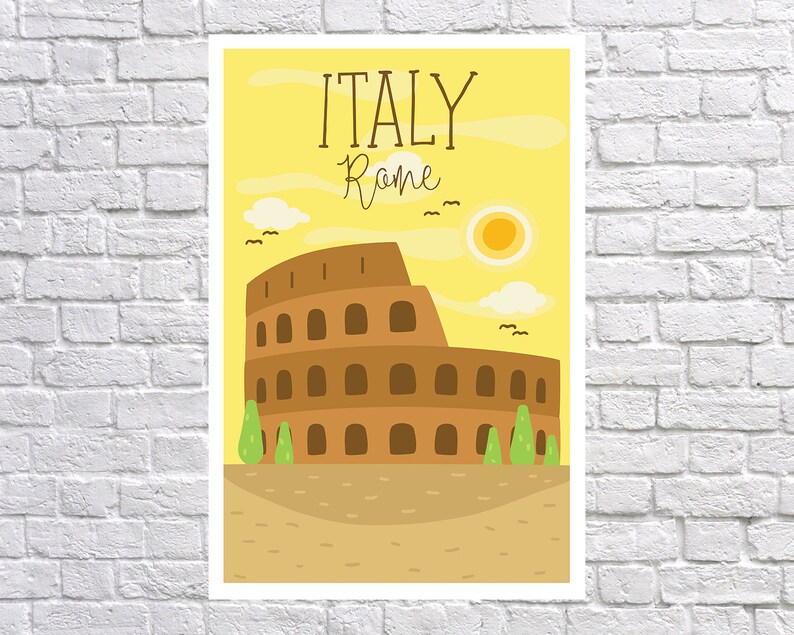 Puede incluir: Un p&oacute;ster con una ilustraci&oacute;n de dibujos animados del Coliseo en Roma, Italia. El p&oacute;ster tiene un fondo amarillo con las palabras "ITALY Rome" en la parte superior. El Coliseo es marr&oacute;n, con &aacute;rboles verdes y un sol en el fondo.