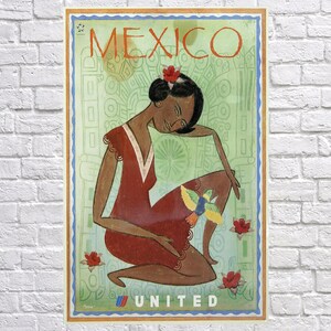 K&ouml;nnte beinhalten: Vintage Reiseplakat f&uuml;r Mexiko mit einer Frau in einem roten Kleid mit einer Blume im Haar, einem bunten Vogel und roten Rosen. Das Wort "MEXICO" steht oben und "UNITED" unten.