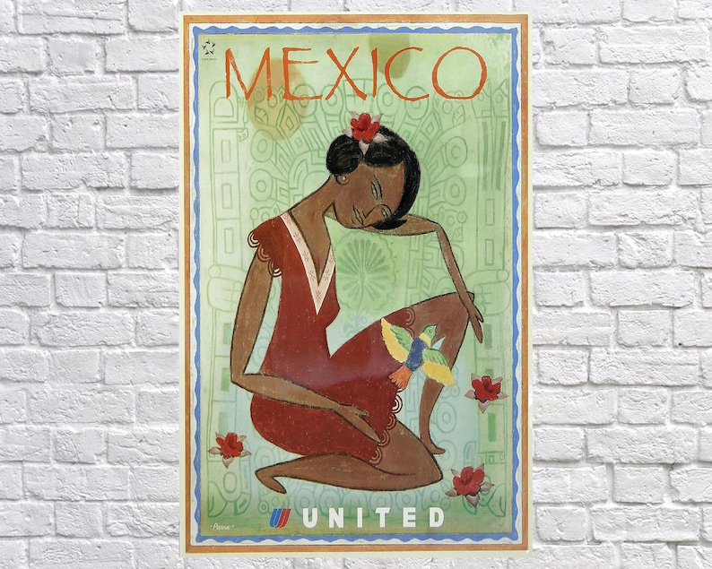 K&ouml;nnte beinhalten: Vintage Reiseplakat f&uuml;r Mexiko mit einer Frau in einem roten Kleid mit einer Blume im Haar, einem bunten Vogel und roten Rosen. Das Wort "MEXICO" steht oben und "UNITED" unten.