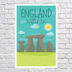 Puede incluir: Un p&oacute;ster colorido con una ilustraci&oacute;n de dibujos animados de Stonehenge en Wiltshire, Inglaterra. El p&oacute;ster tiene un fondo turquesa con las palabras "England Wiltshire" en la parte superior. La obra de arte incluye un sol, nubes y p&aacute;jaros.