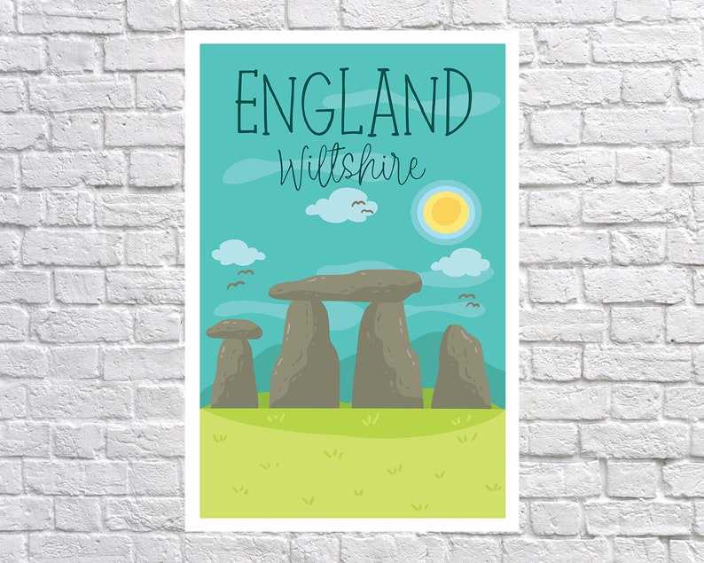 Puede incluir: Un p&oacute;ster colorido con una ilustraci&oacute;n de dibujos animados de Stonehenge en Wiltshire, Inglaterra. El p&oacute;ster tiene un fondo turquesa con las palabras "England Wiltshire" en la parte superior. La obra de arte incluye un sol, nubes y p&aacute;jaros.