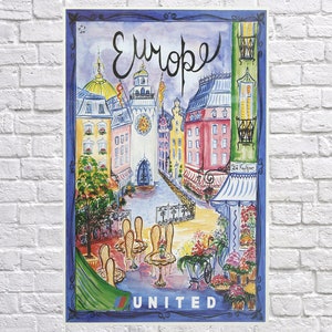 K&ouml;nnte beinhalten: Aquarell-Reiseposter f&uuml;r Europa, das eine europ&auml;ische Stadtszene mit farbenfrohen Geb&auml;uden, einem Uhrturm und Stra&szlig;encaf&eacute;s zeigt. Das Wort "Europe" ist kursiv geschrieben, mit "United" am unteren Rand.
