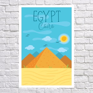 Puede incluir: Un p&oacute;ster con una ilustraci&oacute;n de dibujos animados de Egipto. La palabra "EGYPT" est&aacute; en la parte superior, con "Cairo" debajo. La imagen presenta pir&aacute;mides, un sol, nubes, p&aacute;jaros y arena, todo sobre un cielo azul.