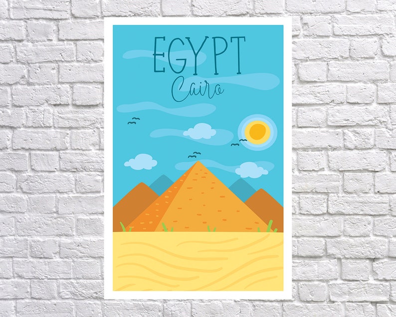 Puede incluir: Un p&oacute;ster con una ilustraci&oacute;n de dibujos animados de Egipto. La palabra "EGYPT" est&aacute; en la parte superior, con "Cairo" debajo. La imagen presenta pir&aacute;mides, un sol, nubes, p&aacute;jaros y arena, todo sobre un cielo azul.