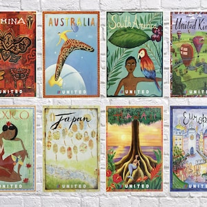 K&ouml;nnte beinhalten: Eine Sammlung von acht Vintage-Reisepostern mit Reisezielen wie China, Australien, S&uuml;damerika, Vereinigtes K&ouml;nigreich, Mexiko, Japan, Hawaii und Europa. Jedes Poster hat eine einzigartige Illustration und das Wort "UNITED".