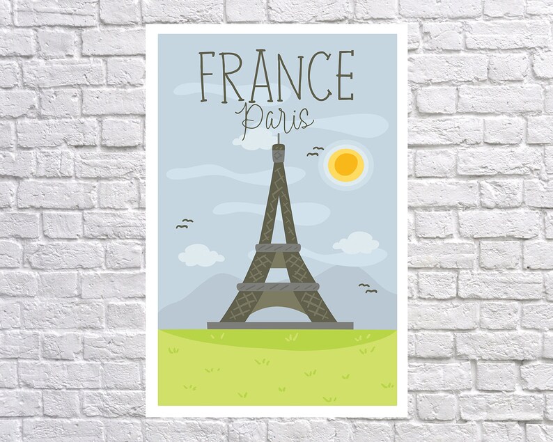Puede incluir: Un p&oacute;ster con una ilustraci&oacute;n de dibujos animados de la Torre Eiffel en Par&iacute;s, Francia. El texto "FRANCE Paris" est&aacute; en la parte superior. La torre es gris, sobre un cielo azul con un sol amarillo, nubes y hierba verde.