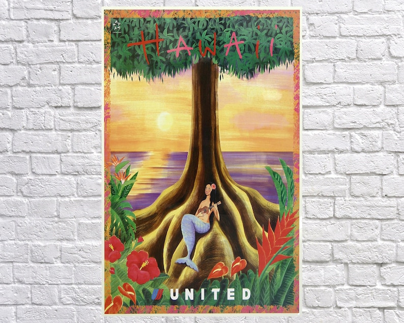 K&ouml;nnte beinhalten: Ein Vintage-Reiseposter f&uuml;r Hawaii, das eine Meerjungfrau zeigt, die unter einem gro&szlig;en Baum Ukulele spielt. Das Poster tr&auml;gt das Wort "HAWAII" in Rot oben und "UNITED" unten, mit einem Sonnenuntergang und tropischen Blumen.
