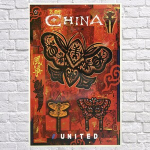 K&ouml;nnte beinhalten: Vintage Reiseplakat f&uuml;r China, mit einem gro&szlig;en, detaillierten schwarzen Schmetterlingsdesign auf rotem und orangefarbenem Hintergrund. Das Wort "CHINA" steht oben, "UNITED" unten. Enth&auml;lt chinesische Schriftzeichen und Insektenillustrationen.