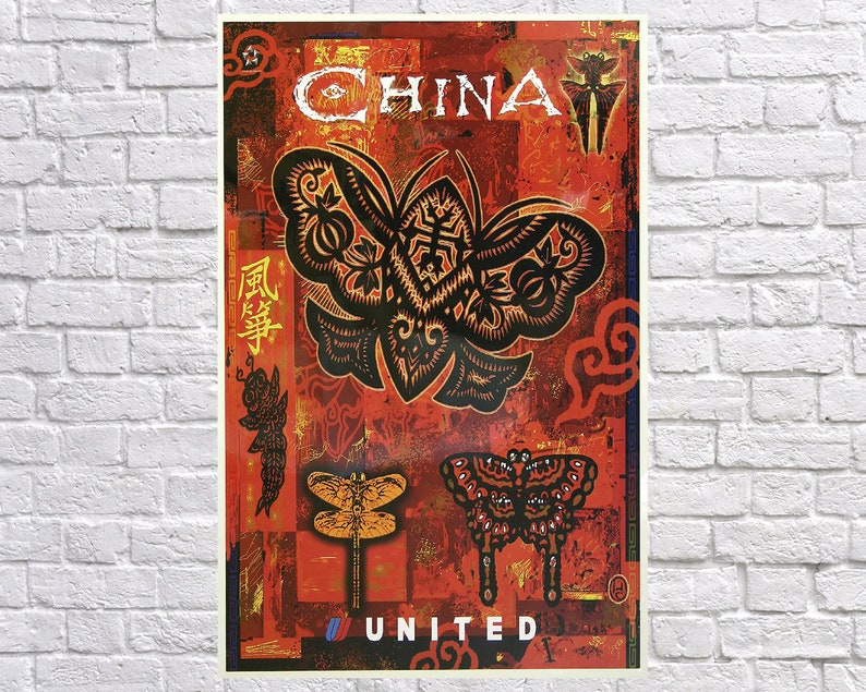 K&ouml;nnte beinhalten: Vintage Reiseplakat f&uuml;r China, mit einem gro&szlig;en, detaillierten schwarzen Schmetterlingsdesign auf rotem und orangefarbenem Hintergrund. Das Wort "CHINA" steht oben, "UNITED" unten. Enth&auml;lt chinesische Schriftzeichen und Insektenillustrationen.