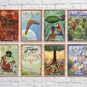 K&ouml;nnte beinhalten: Acht gerahmte Reiseplakate mit Vintage-Designs. Die Plakate zeigen Reiseziele wie China, Australien, S&uuml;damerika, Vereinigtes K&ouml;nigreich, Mexiko, Japan und Europa. Jedes Plakat hat einen Holzrahmen und das Wort "UNITED" unten.