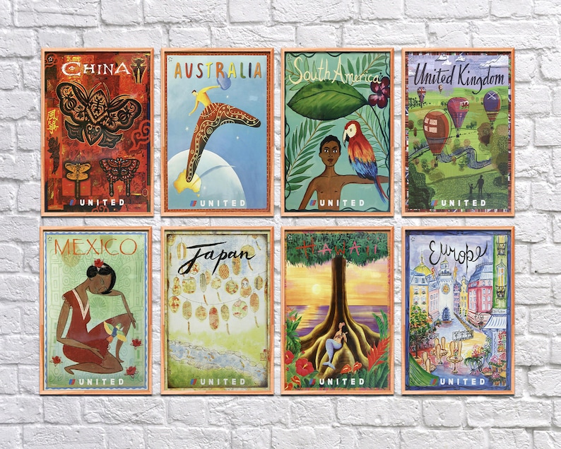 K&ouml;nnte beinhalten: Acht gerahmte Reiseplakate mit Vintage-Designs. Die Plakate zeigen Reiseziele wie China, Australien, S&uuml;damerika, Vereinigtes K&ouml;nigreich, Mexiko, Japan und Europa. Jedes Plakat hat einen Holzrahmen und das Wort "UNITED" unten.