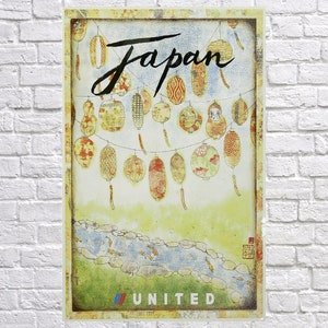 K&ouml;nnte beinhalten: Vintage Reiseplakat f&uuml;r Japan mit bunten Laternen, die &uuml;ber einem blauen Himmel h&auml;ngen. Ein Bach mit Fischen flie&szlig;t durch eine gr&uuml;ne Landschaft. Das Wort "Japan" ist in einer stilisierten Schrift geschrieben.
