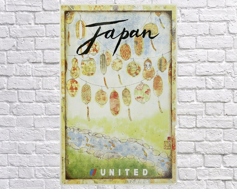 K&ouml;nnte beinhalten: Vintage Reiseplakat f&uuml;r Japan mit bunten Laternen, die &uuml;ber einem blauen Himmel h&auml;ngen. Ein Bach mit Fischen flie&szlig;t durch eine gr&uuml;ne Landschaft. Das Wort "Japan" ist in einer stilisierten Schrift geschrieben.