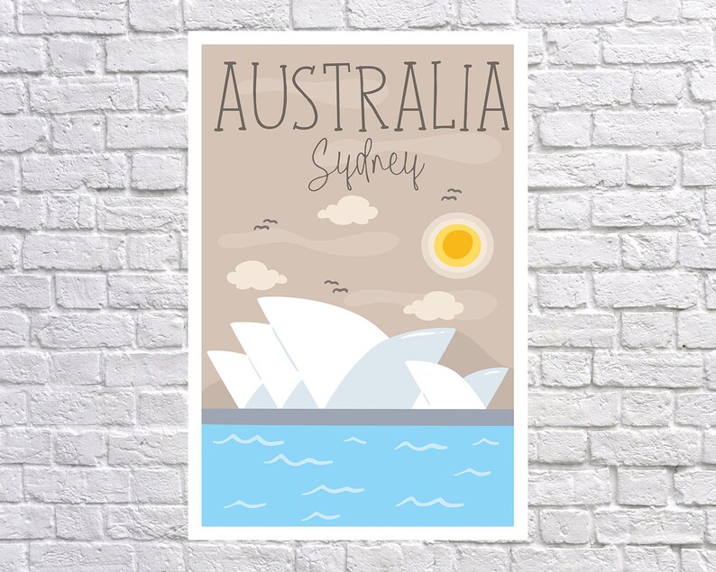 Puede incluir: Un p&oacute;ster con la &Oacute;pera de S&iacute;dney, con el texto "AUSTRALIA Sydney". La obra de arte incluye una escena de agua azul, un sol amarillo, nubes y p&aacute;jaros sobre un fondo beige. El p&oacute;ster se muestra contra una pared de ladrillos blancos.