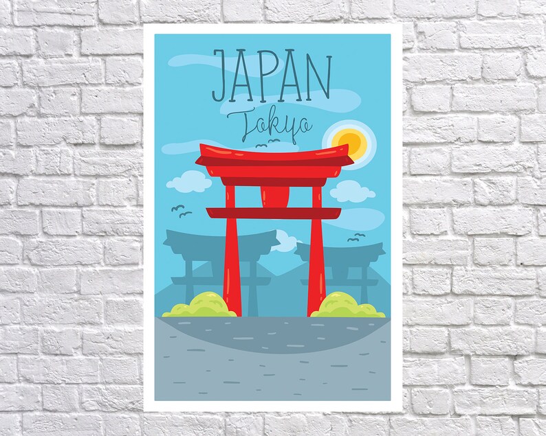 Puede incluir: Un p&oacute;ster con una puerta torii roja con el texto "Japan Tokyo" sobre un fondo de cielo azul. La obra de arte incluye nubes estilizadas, un sol amarillo y arbustos verdes en la base de la puerta.