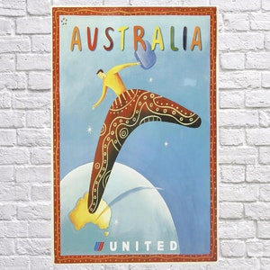 K&ouml;nnte beinhalten: Vintage Reiseplakat f&uuml;r Australien, das eine Person beim Werfen eines Bumerangs zeigt. Das Wort "AUSTRALIA" steht oben, mit "UNITED" unten. Das Plakat hat einen roten Rahmen und einen blauen Hintergrund, mit einer Karte von Australien.
