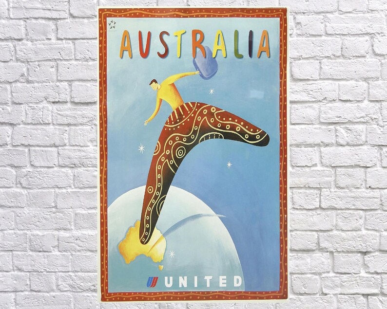 K&ouml;nnte beinhalten: Vintage Reiseplakat f&uuml;r Australien, das eine Person beim Werfen eines Bumerangs zeigt. Das Wort "AUSTRALIA" steht oben, mit "UNITED" unten. Das Plakat hat einen roten Rahmen und einen blauen Hintergrund, mit einer Karte von Australien.