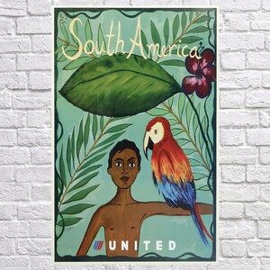 K&ouml;nnte beinhalten: Ein Vintage-Reiseposter f&uuml;r S&uuml;damerika, das eine Person mit einem Papagei zeigt. Das Poster hat einen t&uuml;rkisfarbenen Hintergrund mit gr&uuml;nem Laub, einem gro&szlig;en Blatt und einer roten Blume. Das Wort "South America" steht oben und "UNITED" unten.