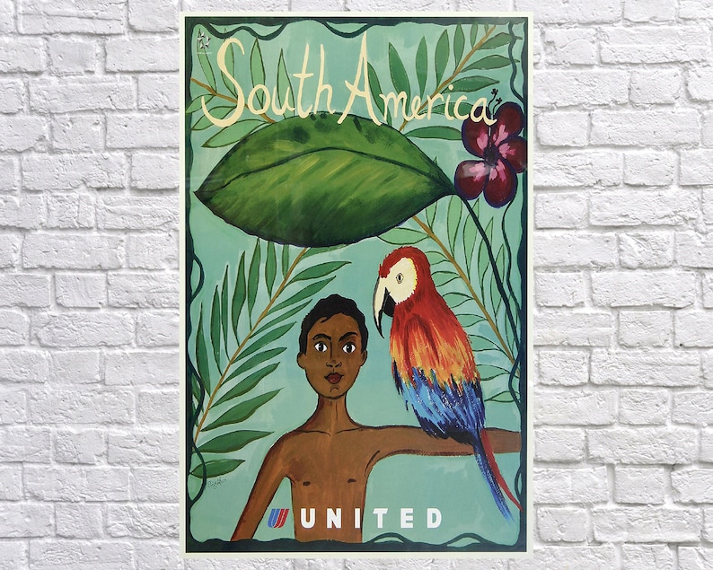 K&ouml;nnte beinhalten: Ein Vintage-Reiseposter f&uuml;r S&uuml;damerika, das eine Person mit einem Papagei zeigt. Das Poster hat einen t&uuml;rkisfarbenen Hintergrund mit gr&uuml;nem Laub, einem gro&szlig;en Blatt und einer roten Blume. Das Wort "South America" steht oben und "UNITED" unten.