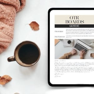 Könnte beinhalten: Ein Leitfaden für "OTR Boards" mit weißem Hintergrund und schwarzem Text. Der Leitfaden enthält eine Übersicht und wichtige Funktionen. Das Bild zeigt auch eine Person, die einen Laptop verwendet.