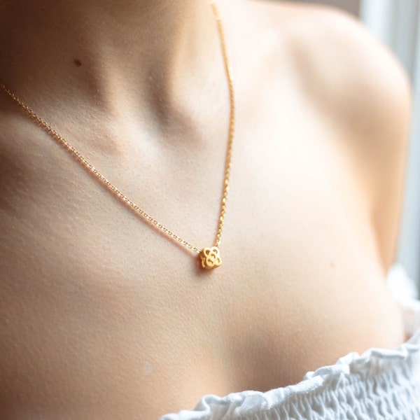 Golden chain with Barcelona flower pendant, Panot Barcelona necklace, flower pendant made of steel, minimalist chain with flower charm