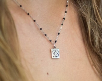 Collier à breloques fleur avec perles de cristal, carreau de fleurs de Barcelone dans une breloque parfaite sur un collier en acier, pendentif carré parfait avec panot.