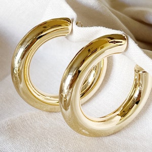 Thick huggie hoops earrings, gold hoop earrings, chunky gold plated hoop earrings, tube gold hoop earrings, hinged huggie hoop earrings.