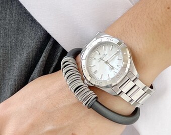 Bracelet moderne en caoutchouc de silicone avec anneaux en acier inoxydable, bracelet gris anthracite réglable, bracelet flexible.