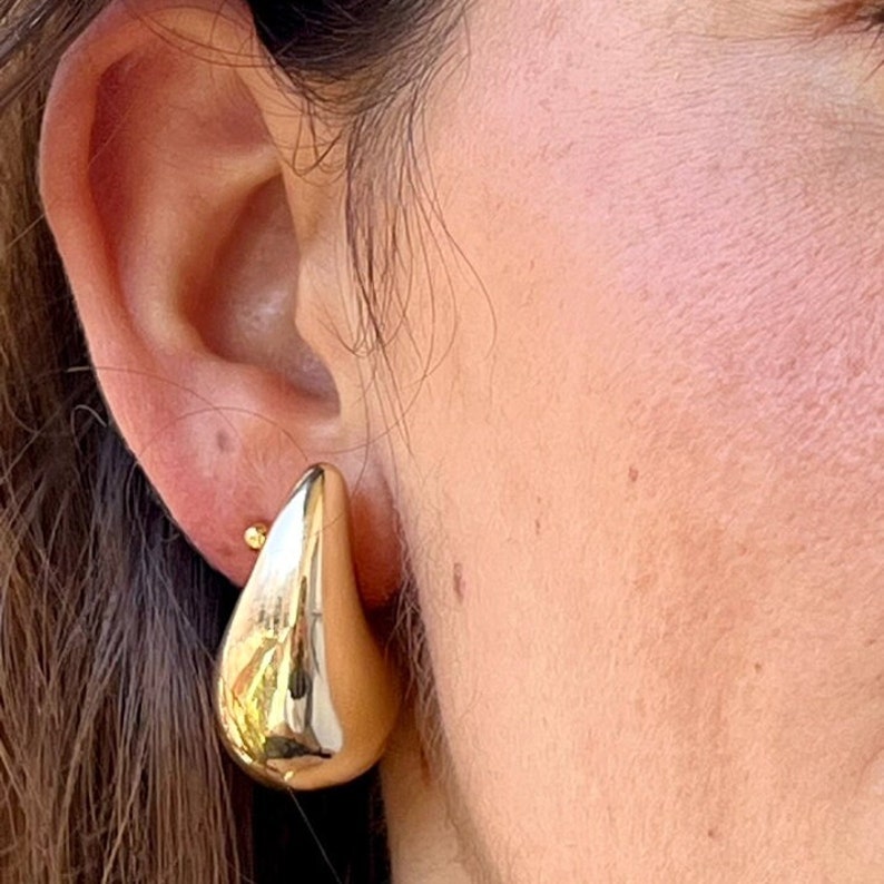 Teadrop earring in gold that can be customized with an engraved name. Perfect trendy stud earring in Bottega Style.