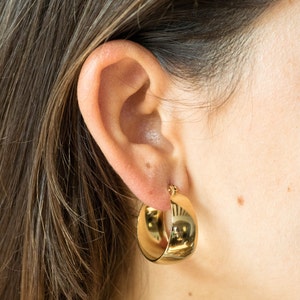 Huggie earrings, Wide golden hoop earrings, chunky hoop earrings, large golden earrings, creole large earrings, trend 2023.