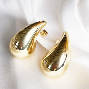 Teadrop earring in gold that can be customized with an engraved name. Perfect trendy stud earring in Bottega Style.