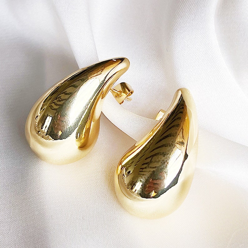 Teadrop earring in gold that can be customized with an engraved name. Perfect trendy stud earring in Bottega Style.