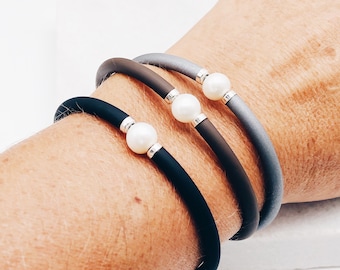 Black rubber wristband with freshwater pearl, stylish 12 mm freshwater pearl and silicon, statement, rubber covered steel, adjustable.