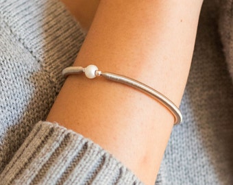 Wire bracelet with pearl, flexible jonc single natural pearl, stretch bracelet, anxiety bracelet, adjustable bracelet, meditation.