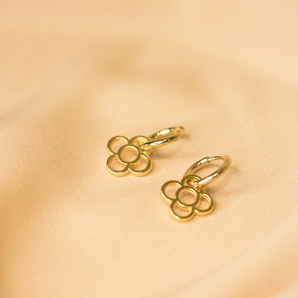 Boucles d'oreilles délicates en or, créoles en forme de fleur, créoles huggie en or rempli d'or, breloque pendante CZ de fleur de Barcelone