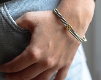 Flower bangle semainier, gold stretchy bangle, gold jonc, guitar string bangle, spring coil made of stainless steel with Barcelona flower.