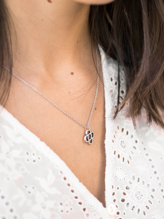 Feine Schmuck versilberte Halskette mit Blume, Barcelona Blume Anhänger,  zarte Halskette mit Silber Panot