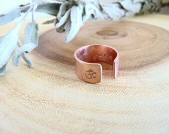OM, Yoga, Geheimbotschaft Ring Zitat Ring verstellbares breites Kupferband Personalisierter gravierter Ring spiritueller Schmuck Trust The Universe