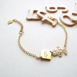 Mothers day gift, Personalized Bracelet, Gold Initial charm bracelet, Flower bracelet, Custom name Jewelry, Gift for mom, Bridesmaid gift.