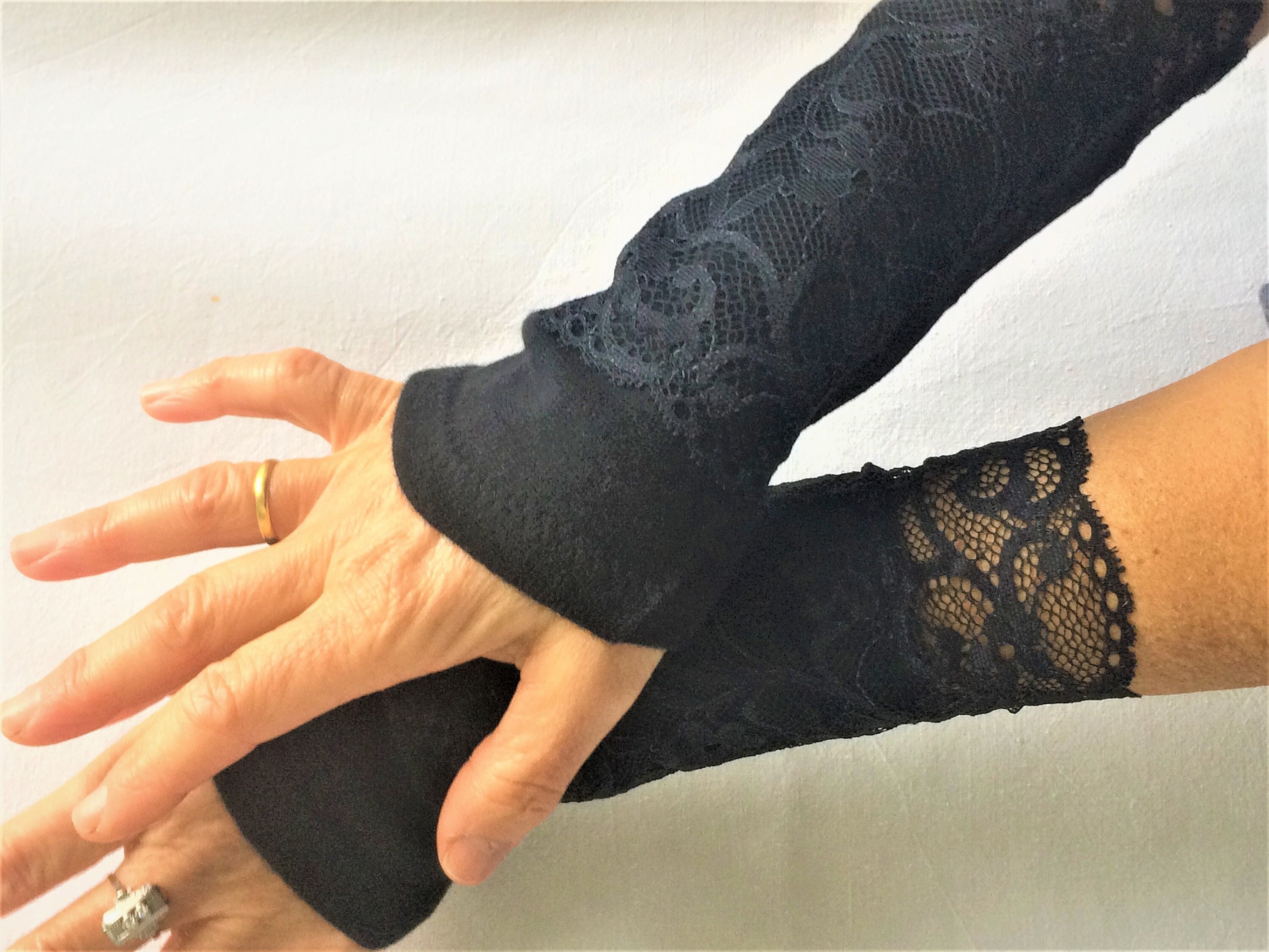 Black mitts handmade from merinowool and french lances