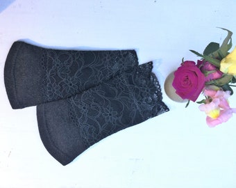 Stulpen schwarzer Wolle (Merinowolle) mit zarter französischer schwarzer Spitze, Armstulpen, Pulswärmer, Valentinstagsgeschenk, Muttertag