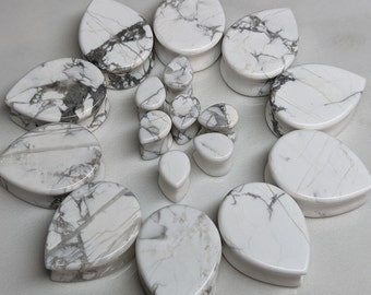 Tapones de piedra howlita en forma de lágrima: calibres de doble ensanchamiento (par)