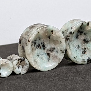 Sesame Quartz Stone Plugs: Concave Double Flare Gauges