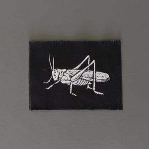 Opnaaibare patch Sprinkhaan: zeefdruk insectenpatch voor kleding