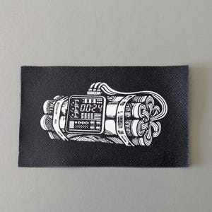 Money Dynamite - naszywki Crust Punk do przyszycia na ubrania | Naszywki na kurtki, dżinsy, czapki i nie tylko | Sitodruk na tkaninie autorstwa PUNKNDEAD