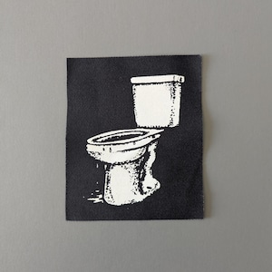 Naszywka toaletowa na kurtkę, czapkę, dżinsy i nie tylko • Naszywki punkowe DIY • Naszywka z nadrukiem sitodrukowym na ubrania firmy PUNKNDEAD