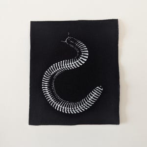 MILLIPEDE Naai de natuurpatch • Arthropod-patch Zwart-witte zeefdrukstofkunst van PUNKNDEAD